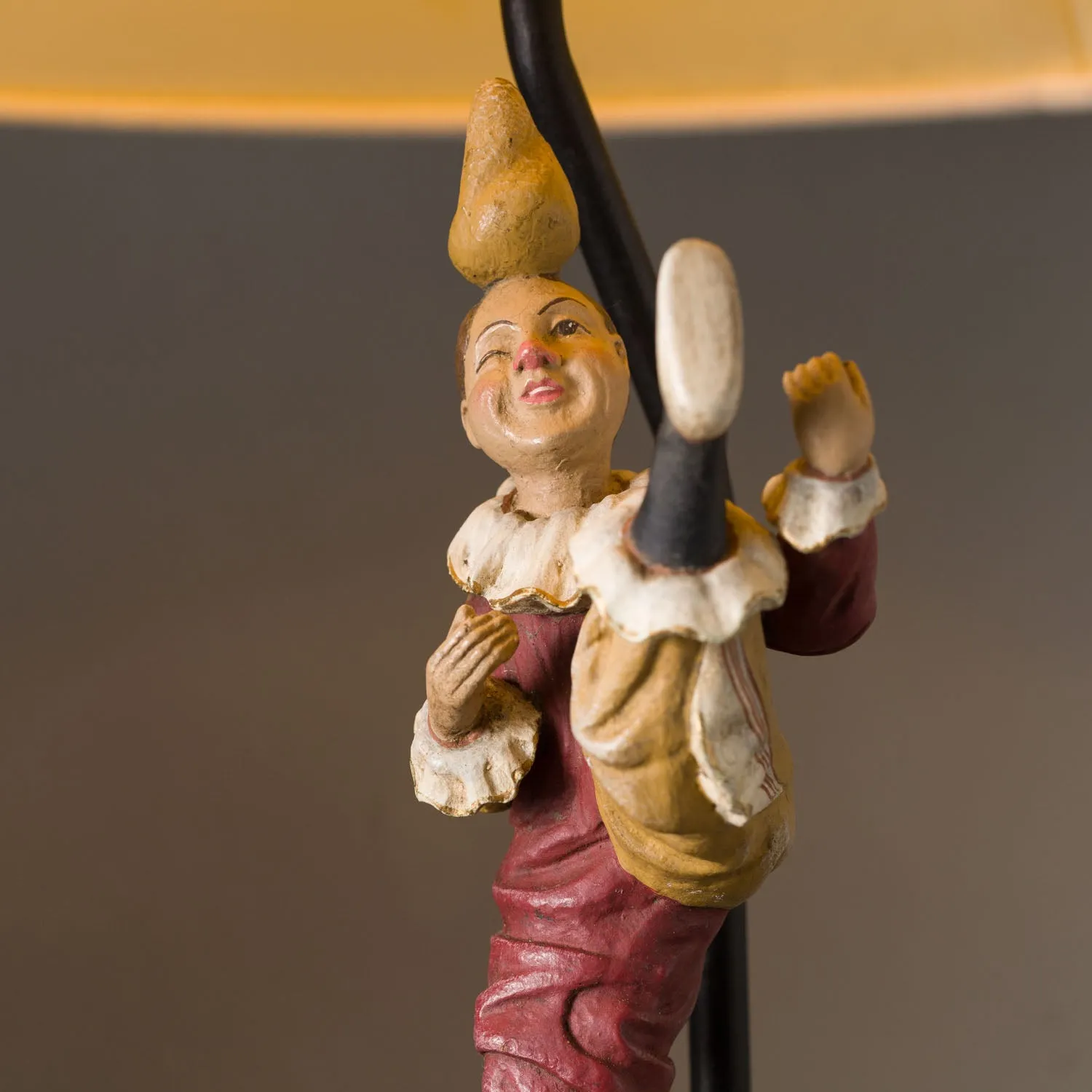 KICKING CLOWN ON BALL LAMP